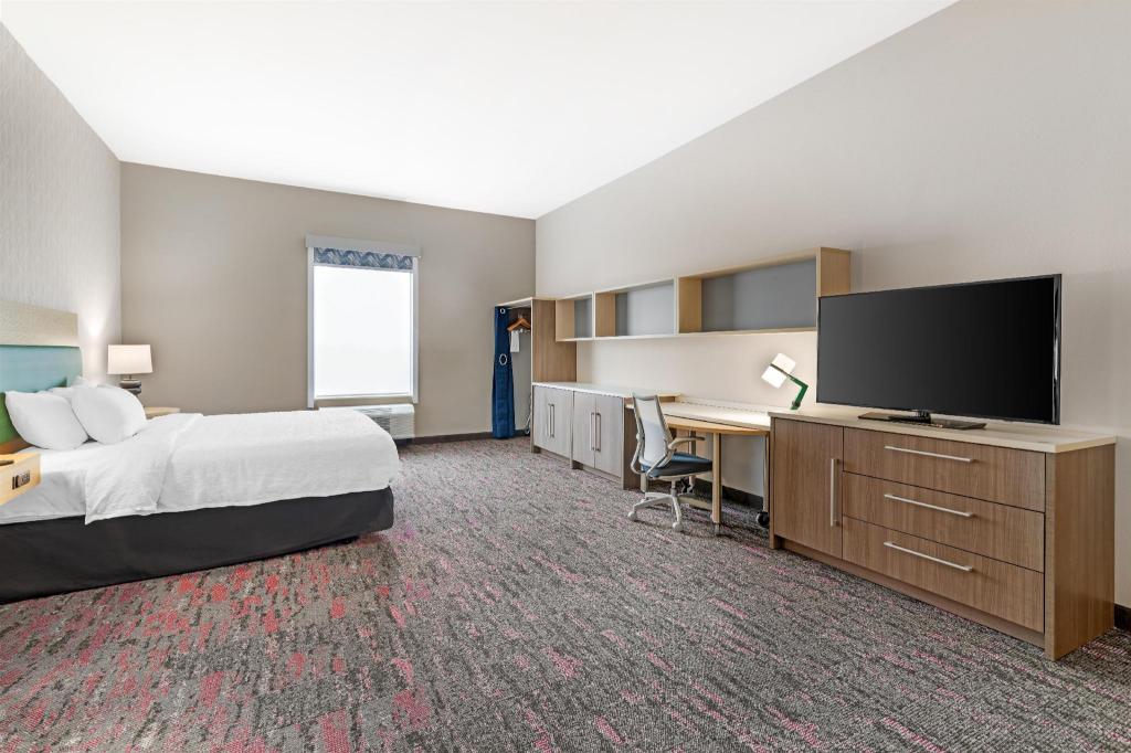 Suite, King Bed, Sofa, Accessible