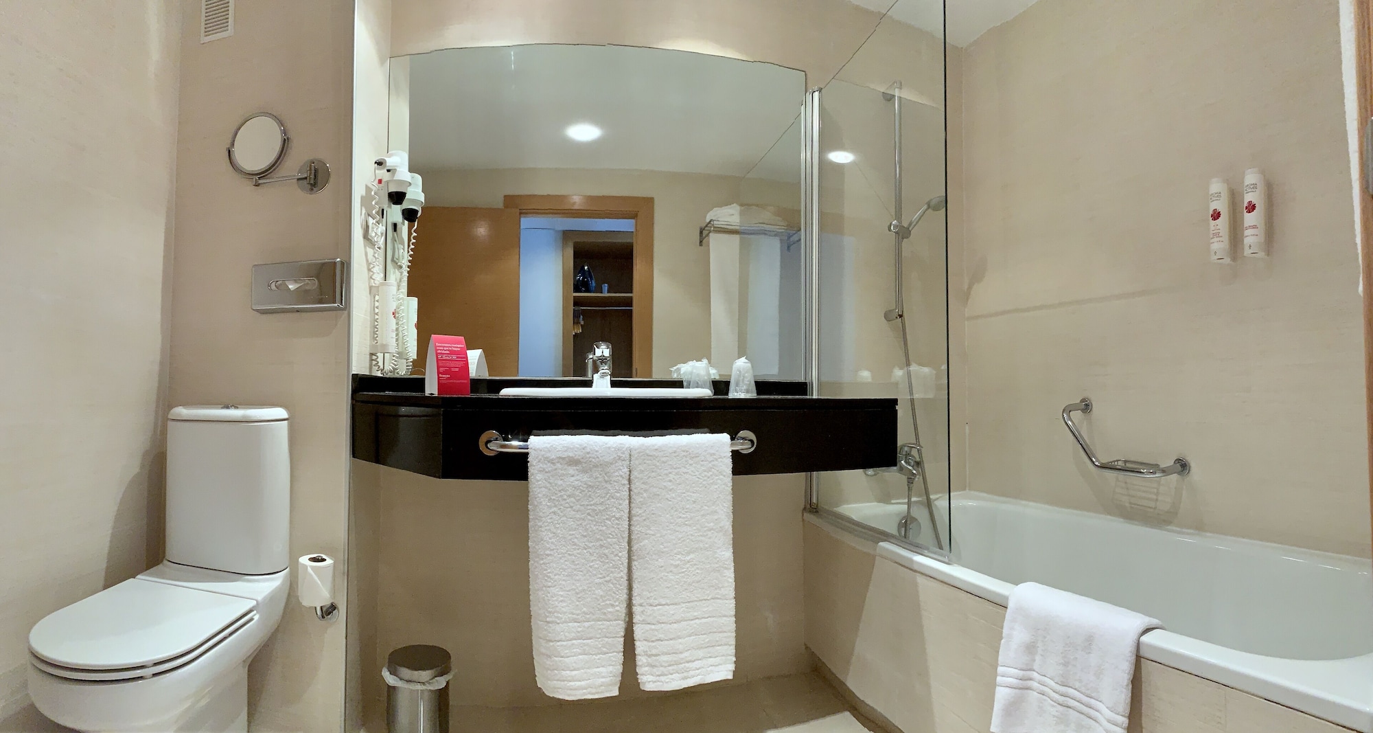 غرفة بسرير مزدوج بإطلالة على المسبح، Ramada by Wyndham Valencia Almussafes 2/3