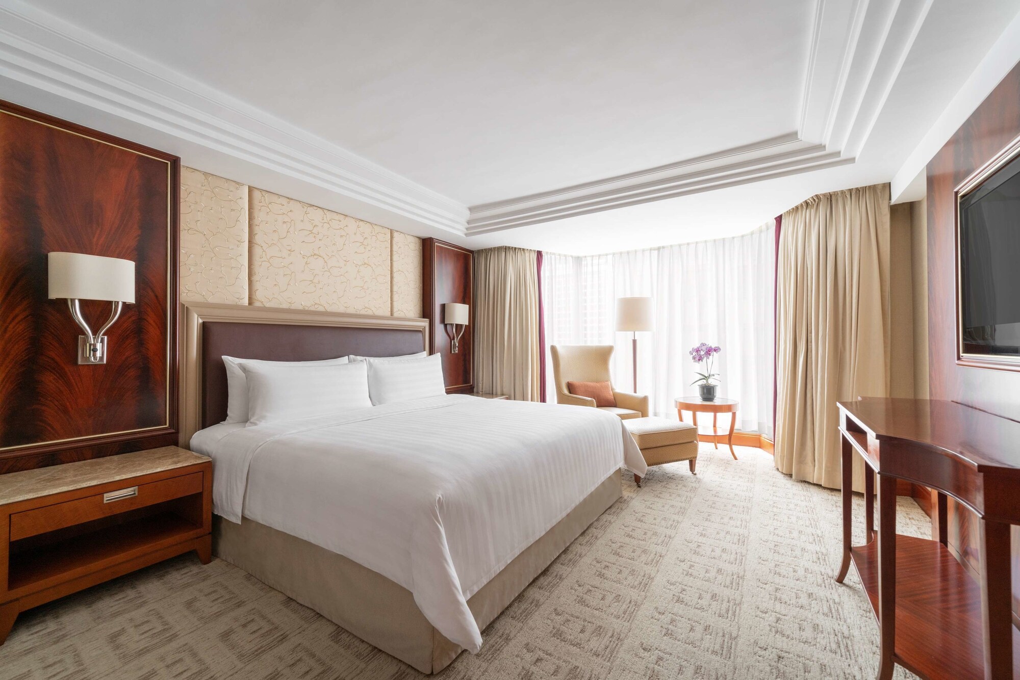 EXECUTIVE, SUITE, KING BED