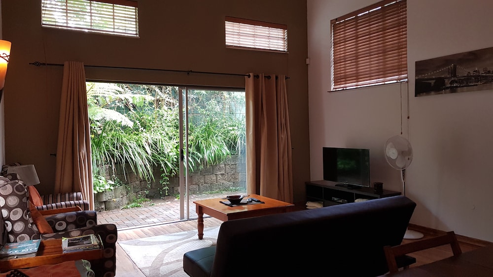 Six Valk Avenue Self Catering Guest House 21/50
