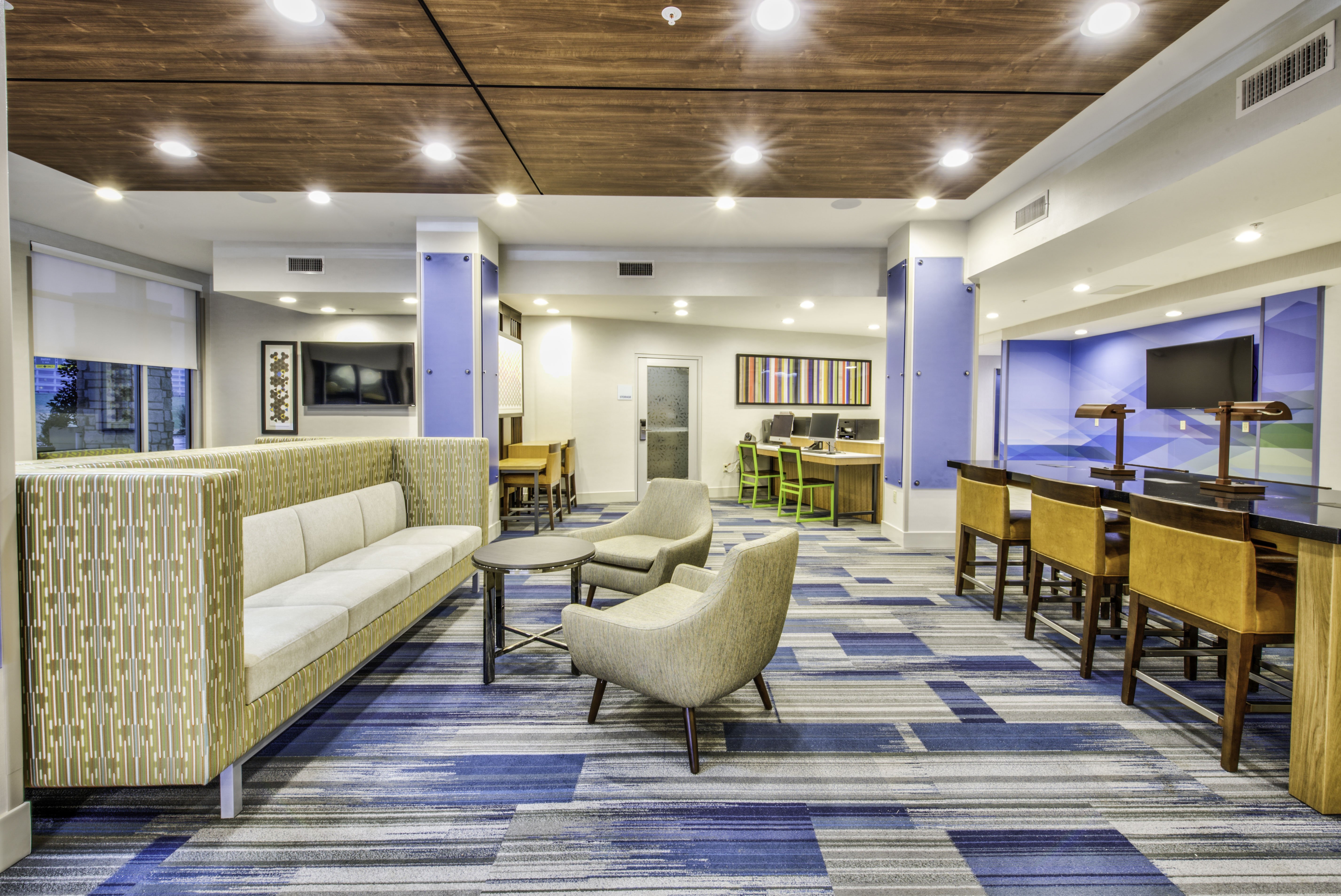 Holiday Inn Express Suites Farmers Branch 50/70