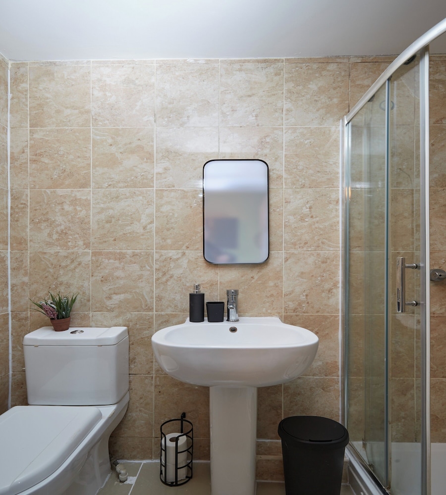 BV Aparthotel Huddersfield Ideal for Business & Leisure Stays 35/37
