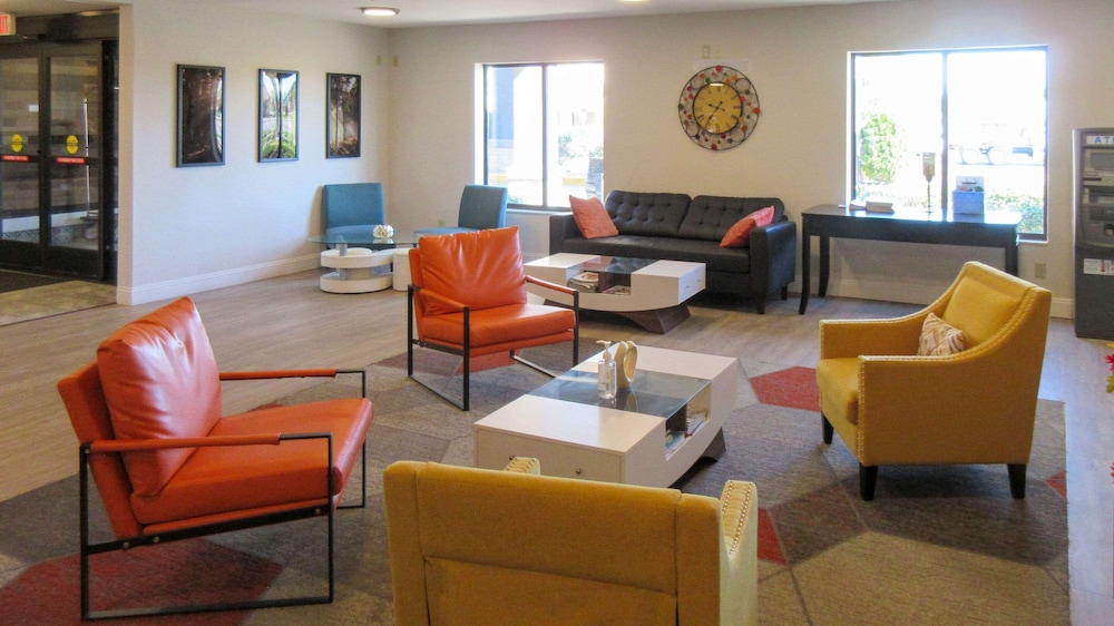 Clarion Pointe Evansville North 24/35