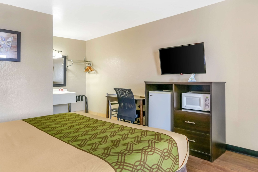 Econo Lodge Shorewood 10/31