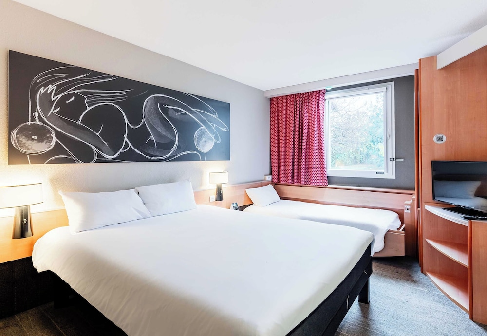 Standard, Triple, 1 Double and 1 Single Bed