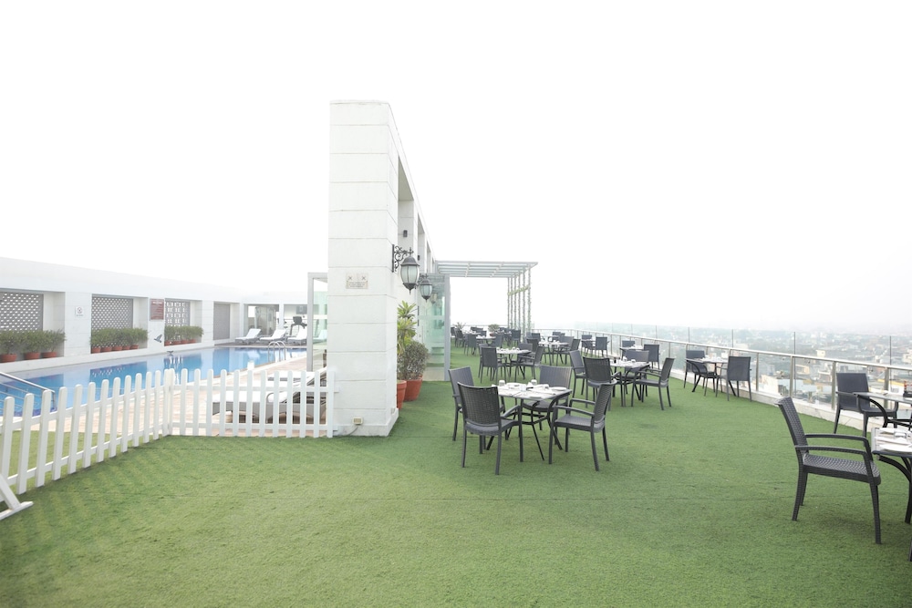 Radisson Hotel Agra 62/68
