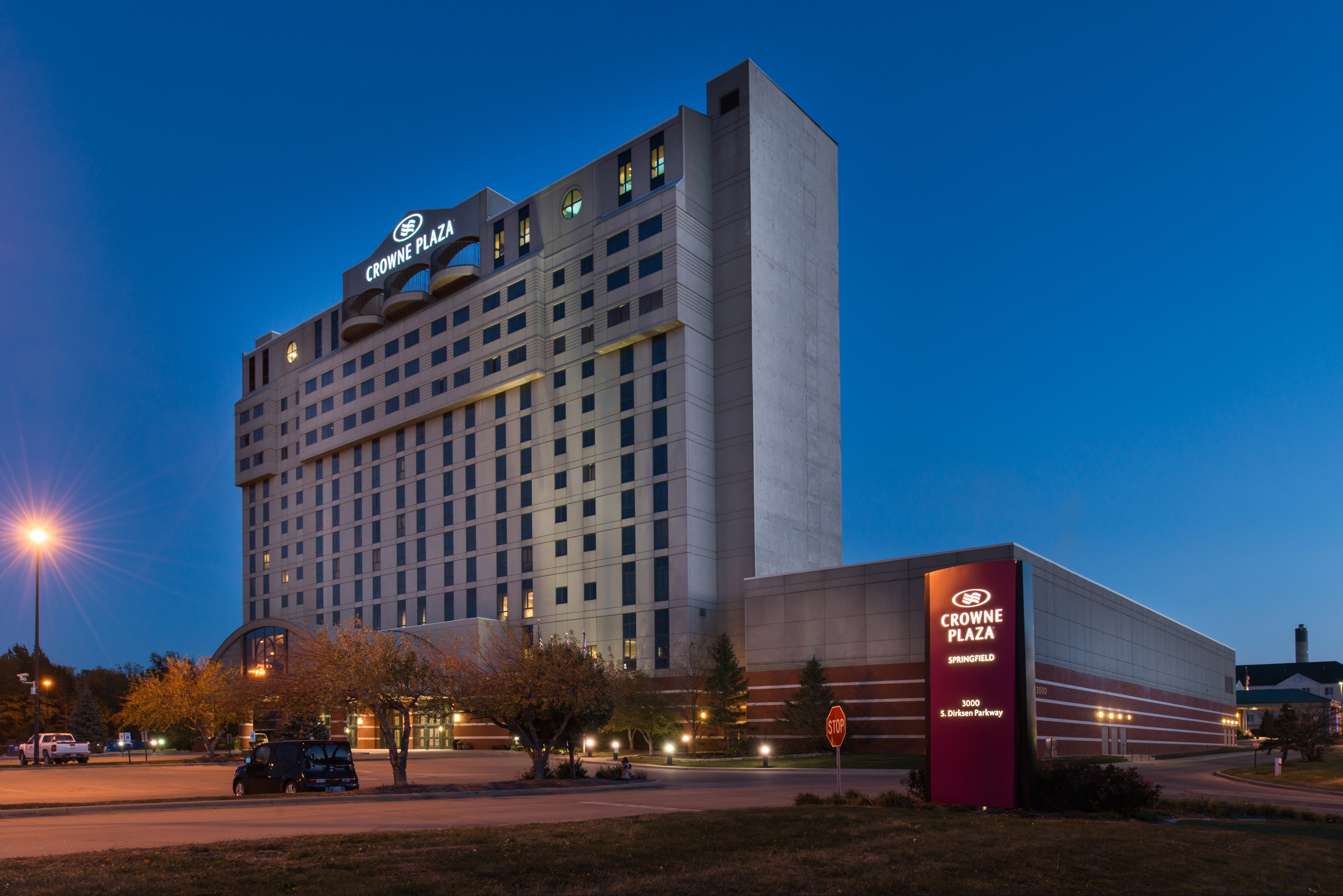 Crowne Plaza Springfield Convention CTR 5/77