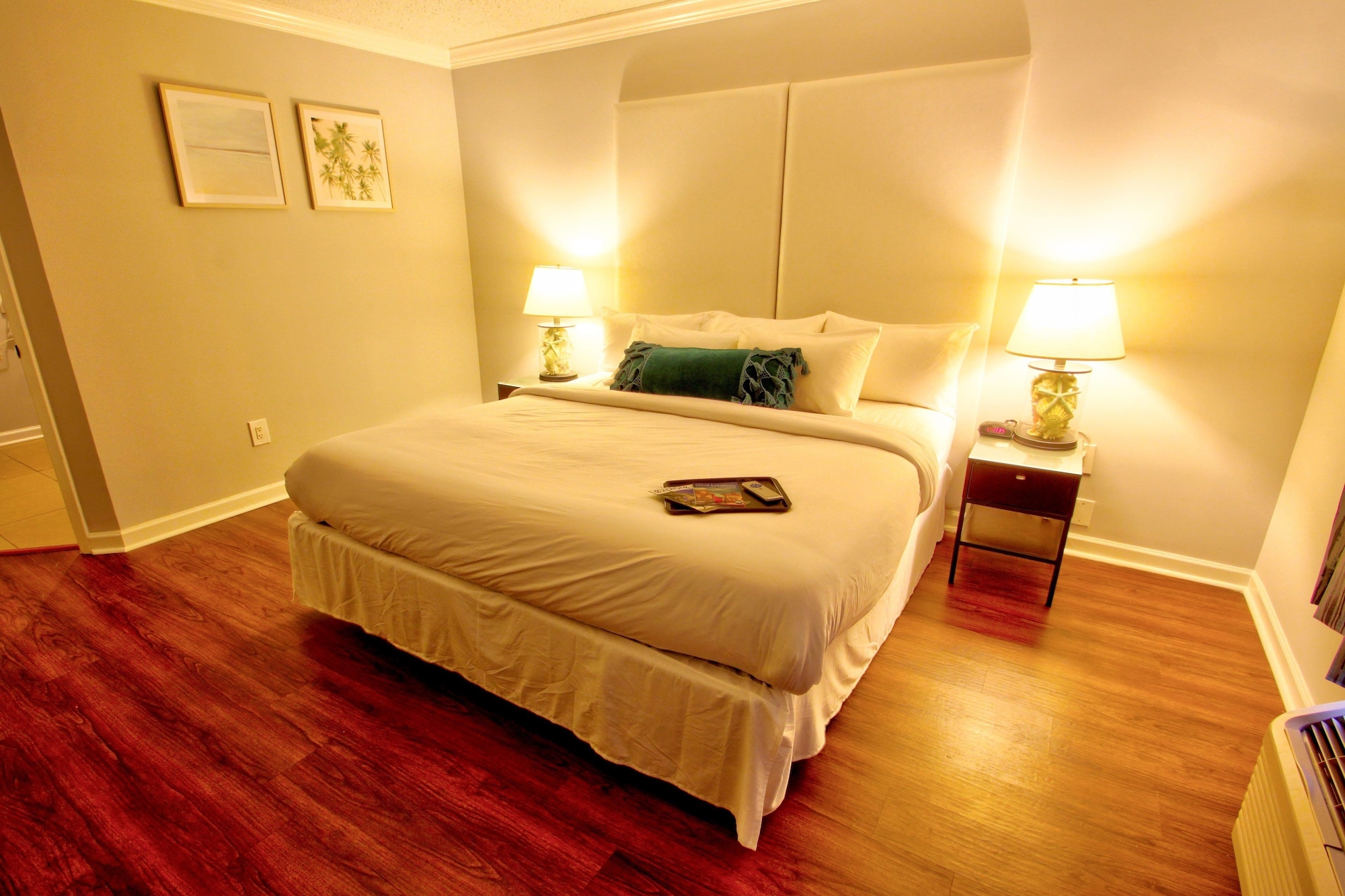 Suite, King Bed, Pool Side