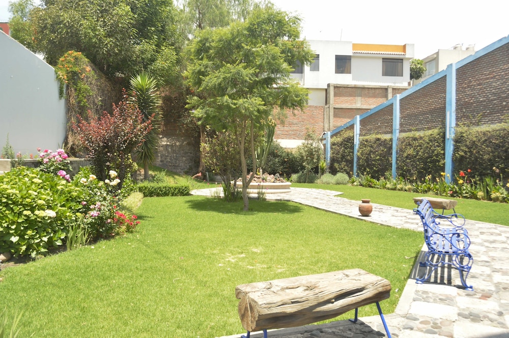 Las Mercedes Hostal Residencial 60/68