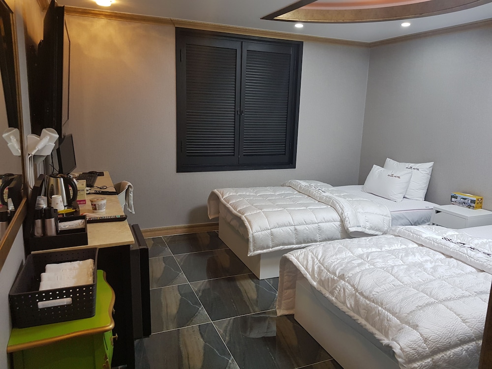 Business Hotel 13/27