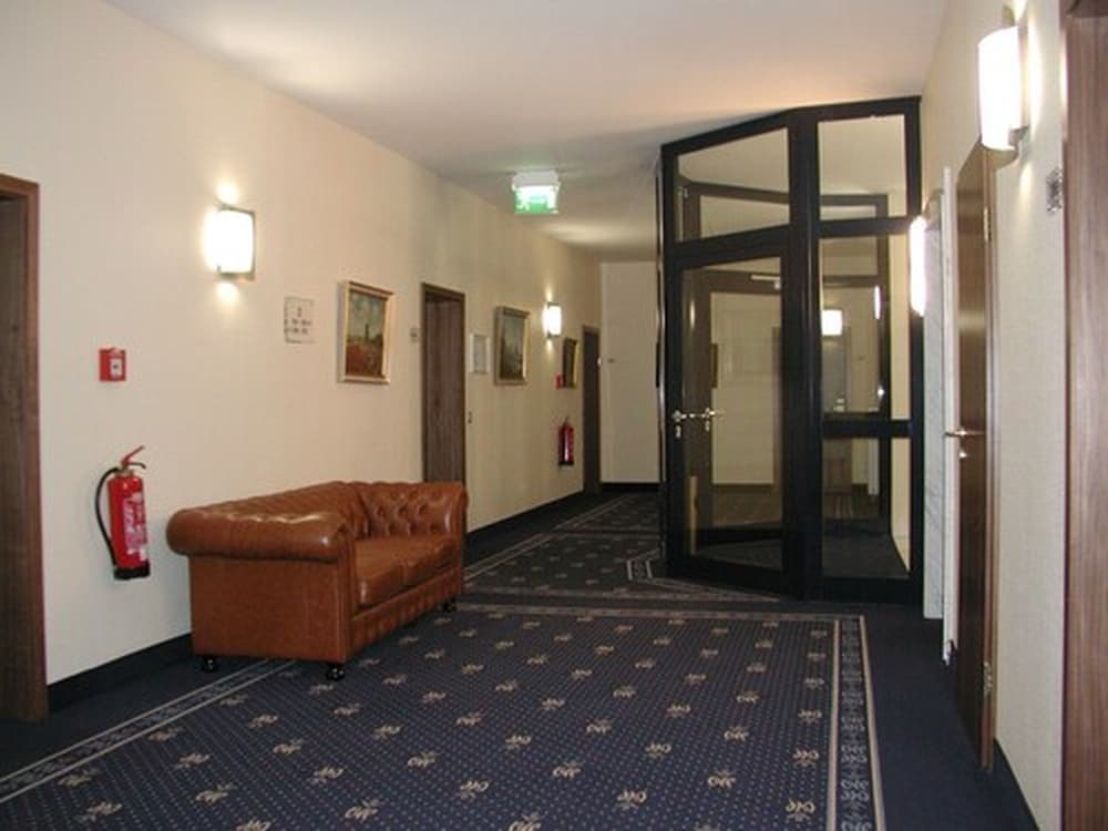 Victoria Hotel 29/50