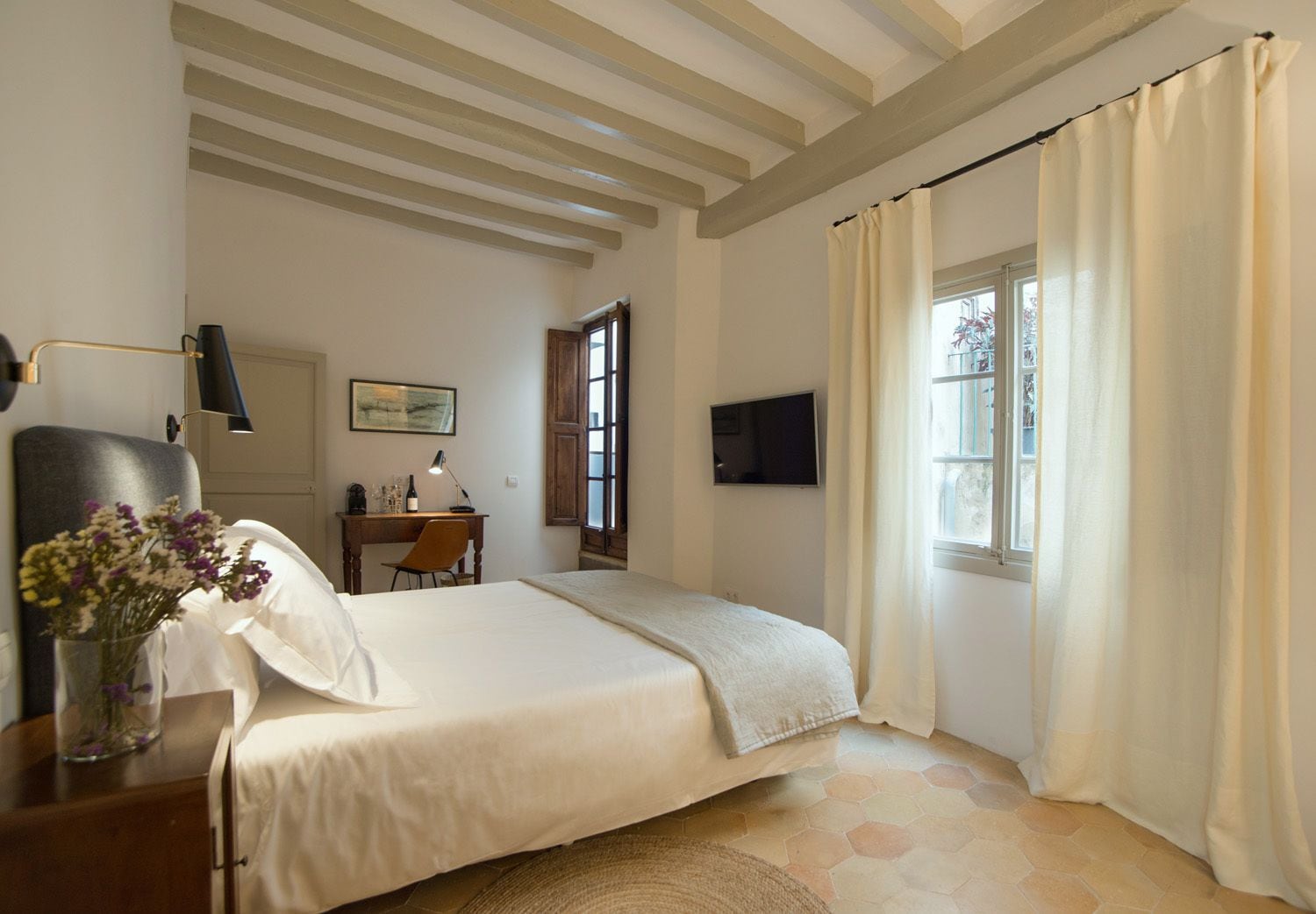 SUITE, QUEEN BED, SOFA, PATIO