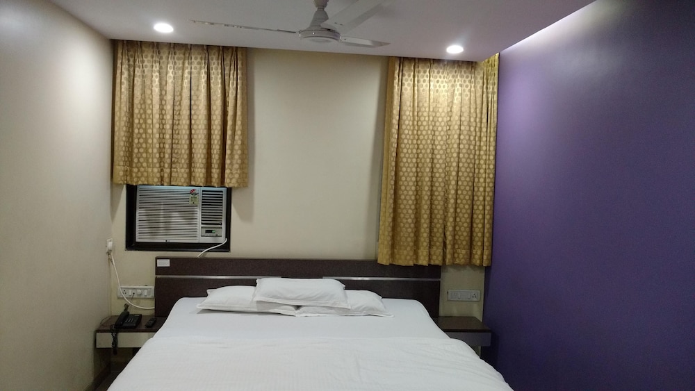 ROOM, DOUBLE OR TWIN BED