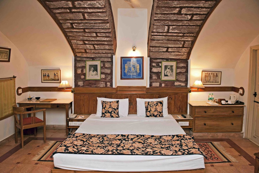 Garden, King Bed، WelcomHeritage Bal Samand Lake Palace 2/4