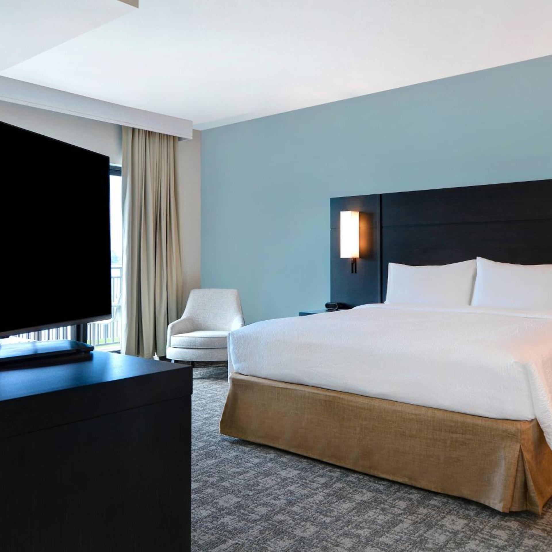 Studio, King Bed, Water View, Balcony, Bathtub, Accessible