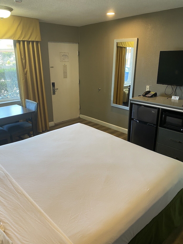 Hotel Palmeras Chula Vista (ex Vagabond Inn Chula Vista) 13/35