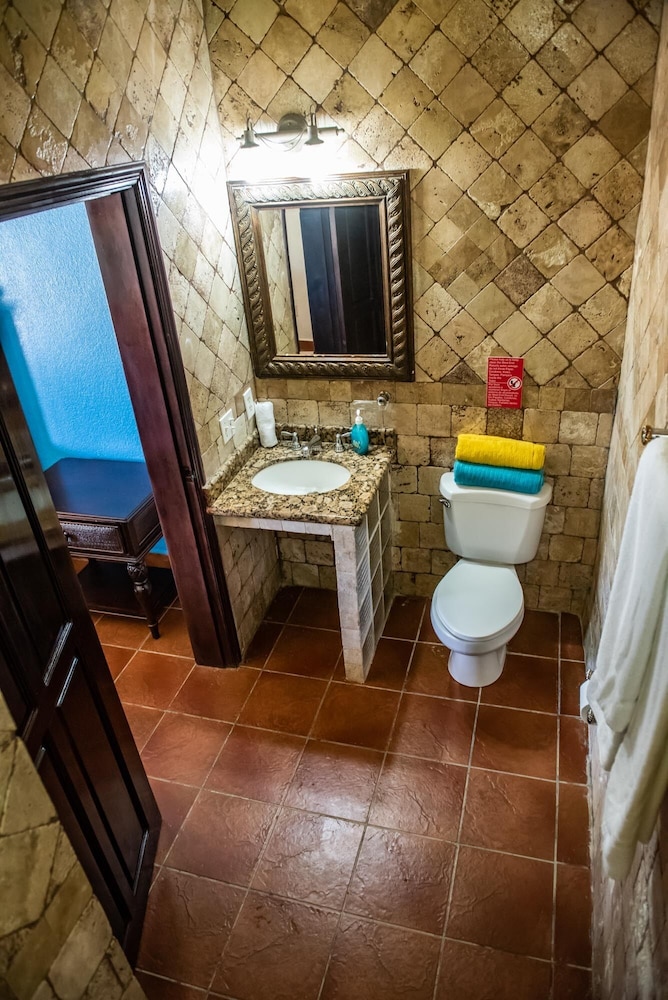 West End Divers Resort 27/28