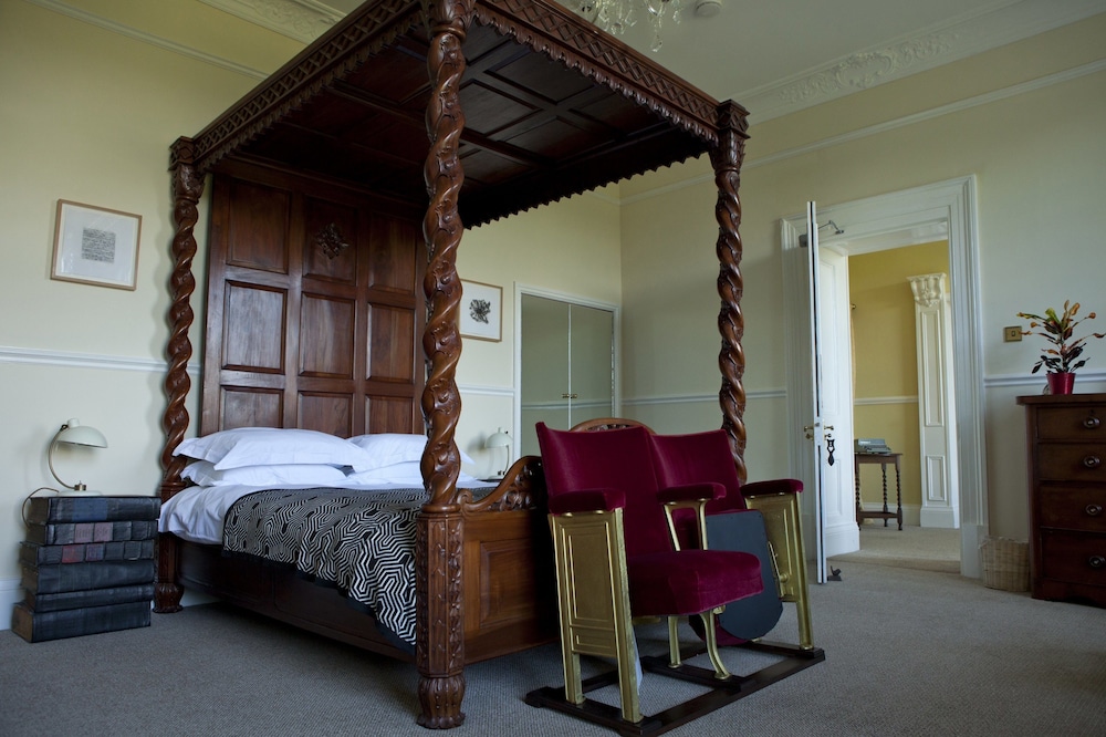 Coed Mawr Hall 24/36
