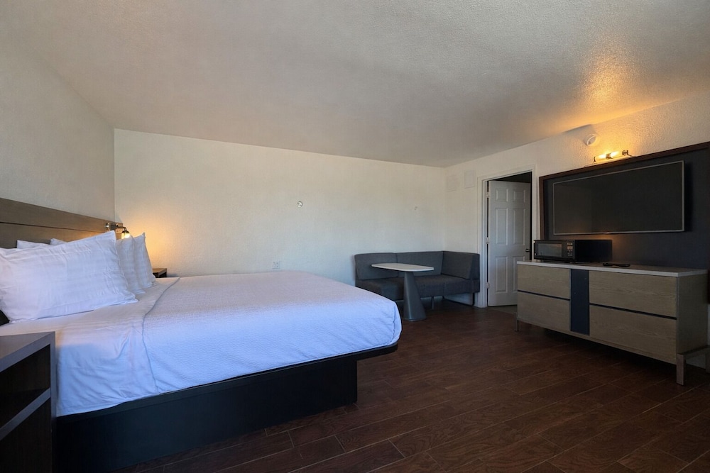 غرفة سيغنتشر بسرير كينج، Motel 6 Monterey Downtown 4/10