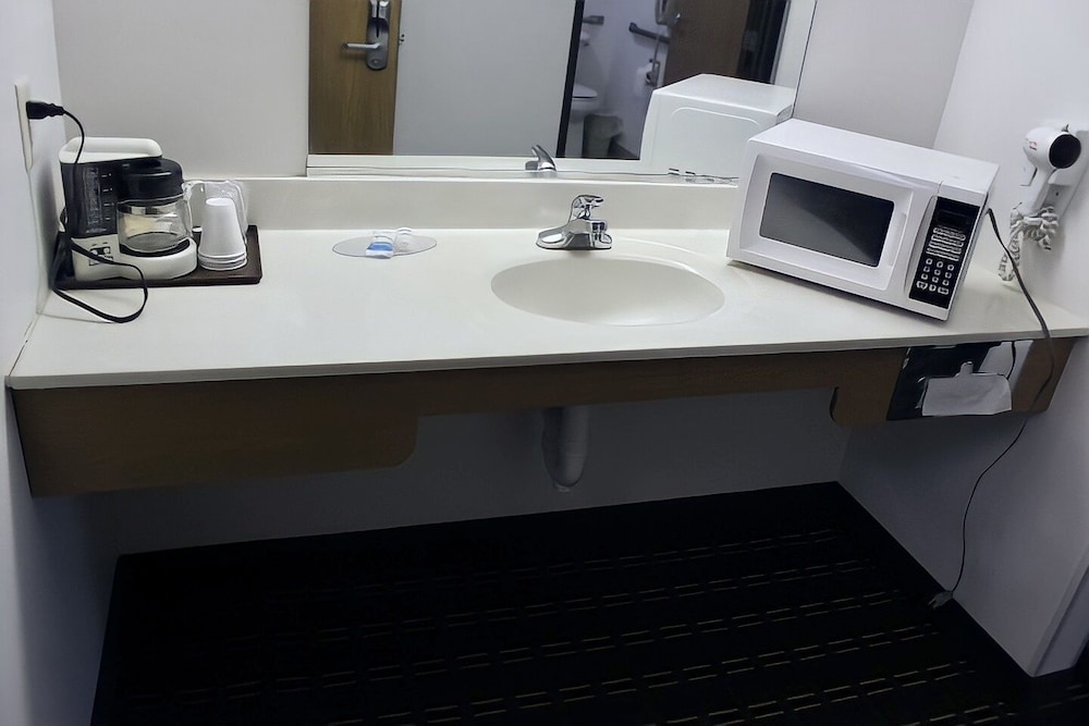 AmeriVu Inn and Suites-Stanley 47/47