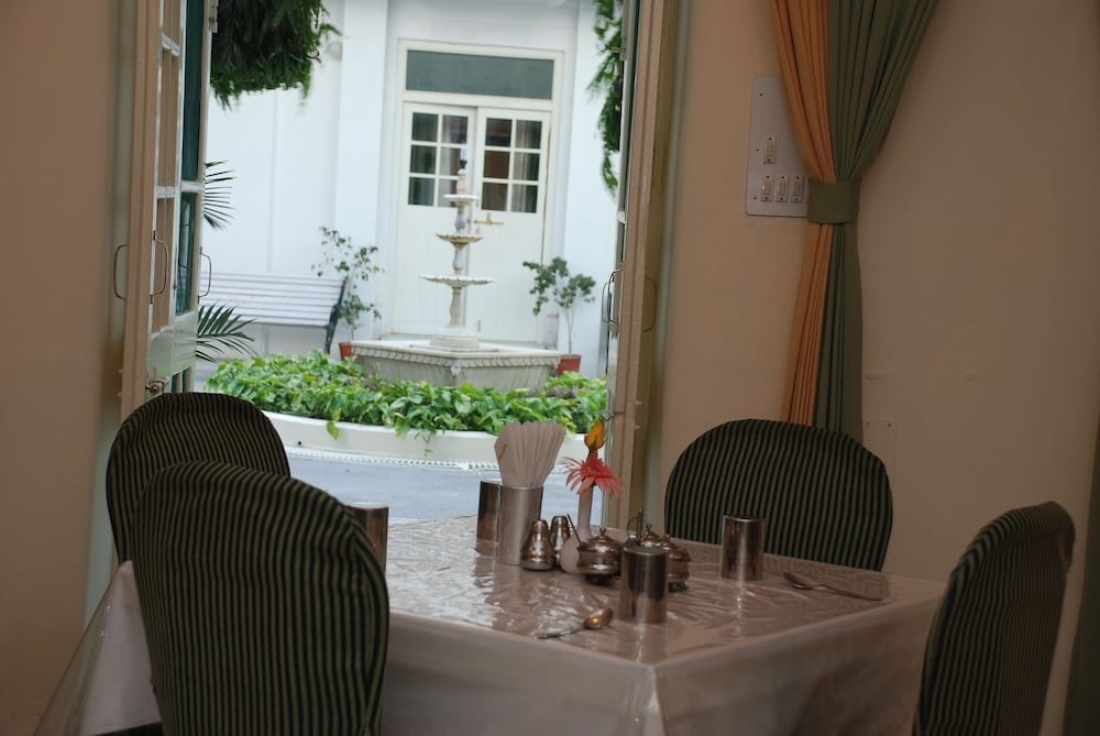 GARDEN HOTEL 35/48