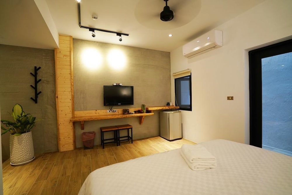 Classic, Double Bed, The Red Hotel 2/3