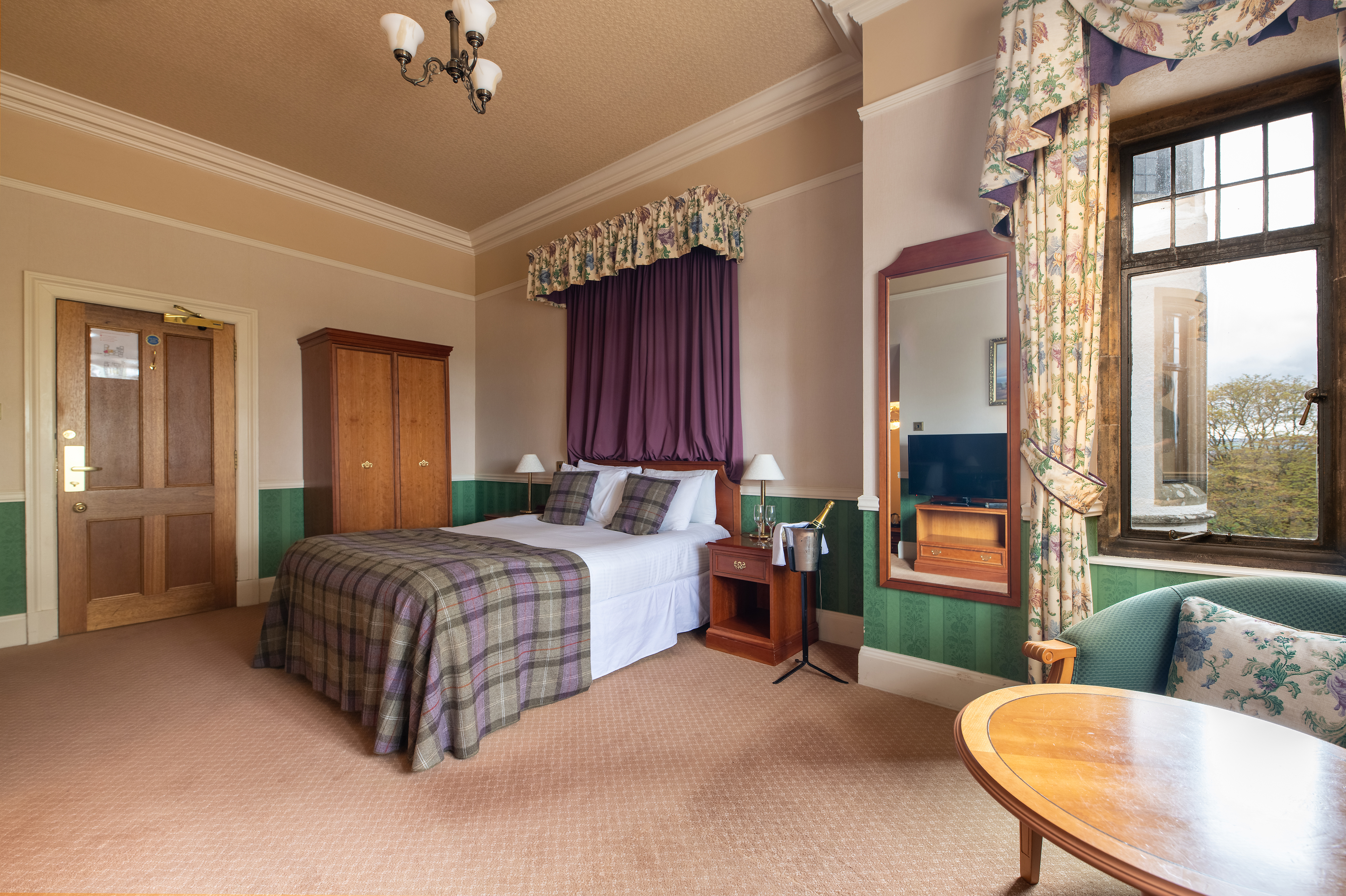 Estate, King Bed