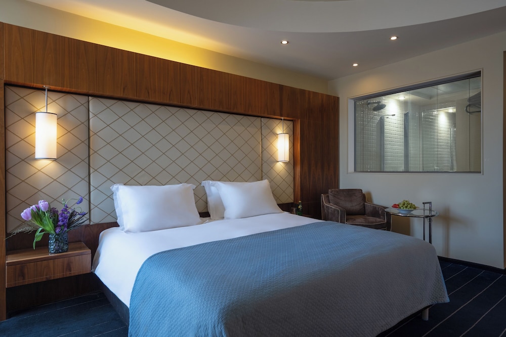 EXECUTIVE, SEA VIEW