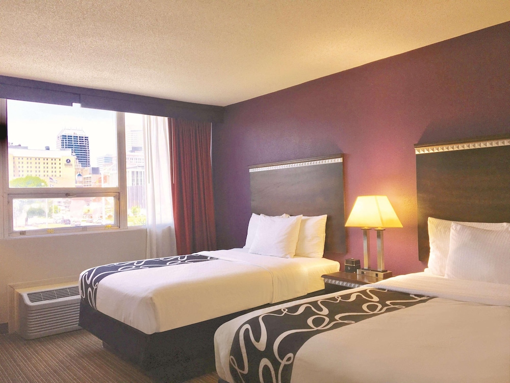 La Quinta Inn and Suites by Wyndham Indianapolis Downtown 9/50
