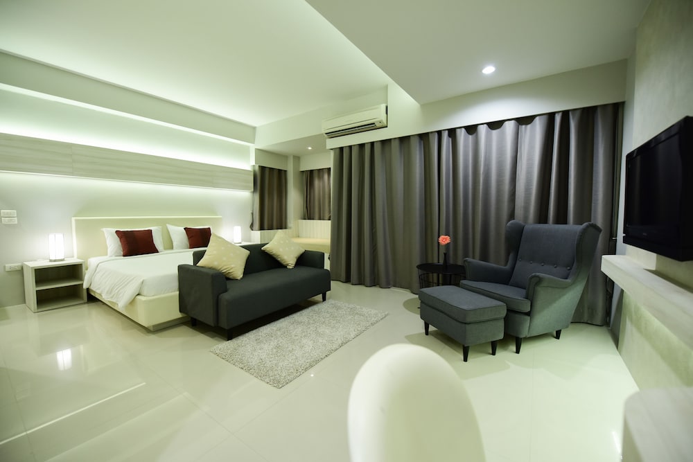 Trendy Hotel 11/44