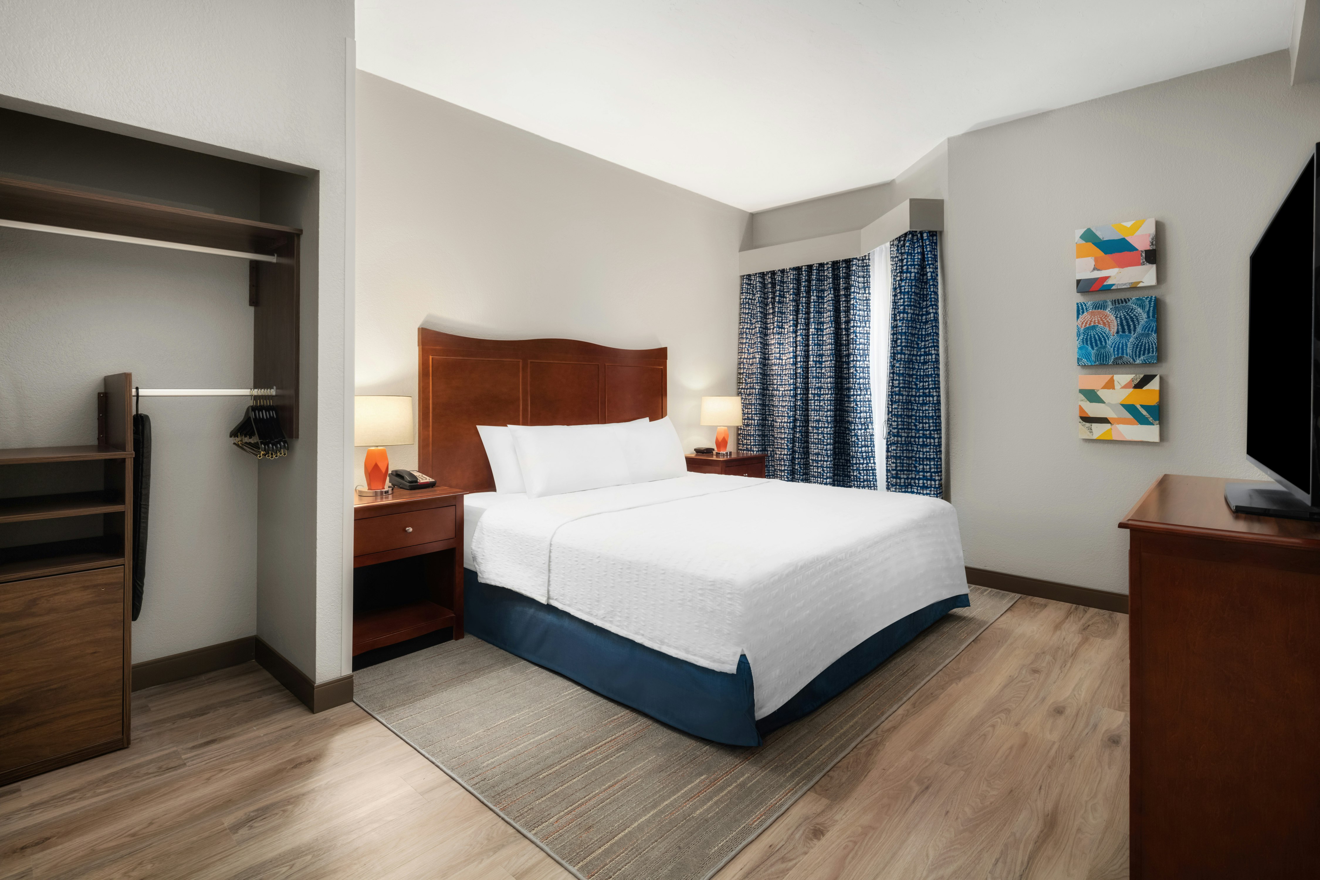 SUITE, KING BED, ACCESSIBLE