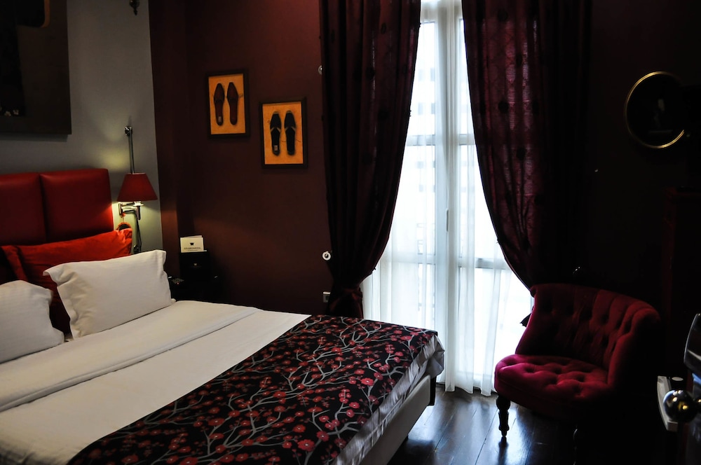 STANDARD, QUEEN BED