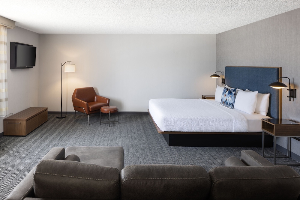 Studio, King Bed, Accessible