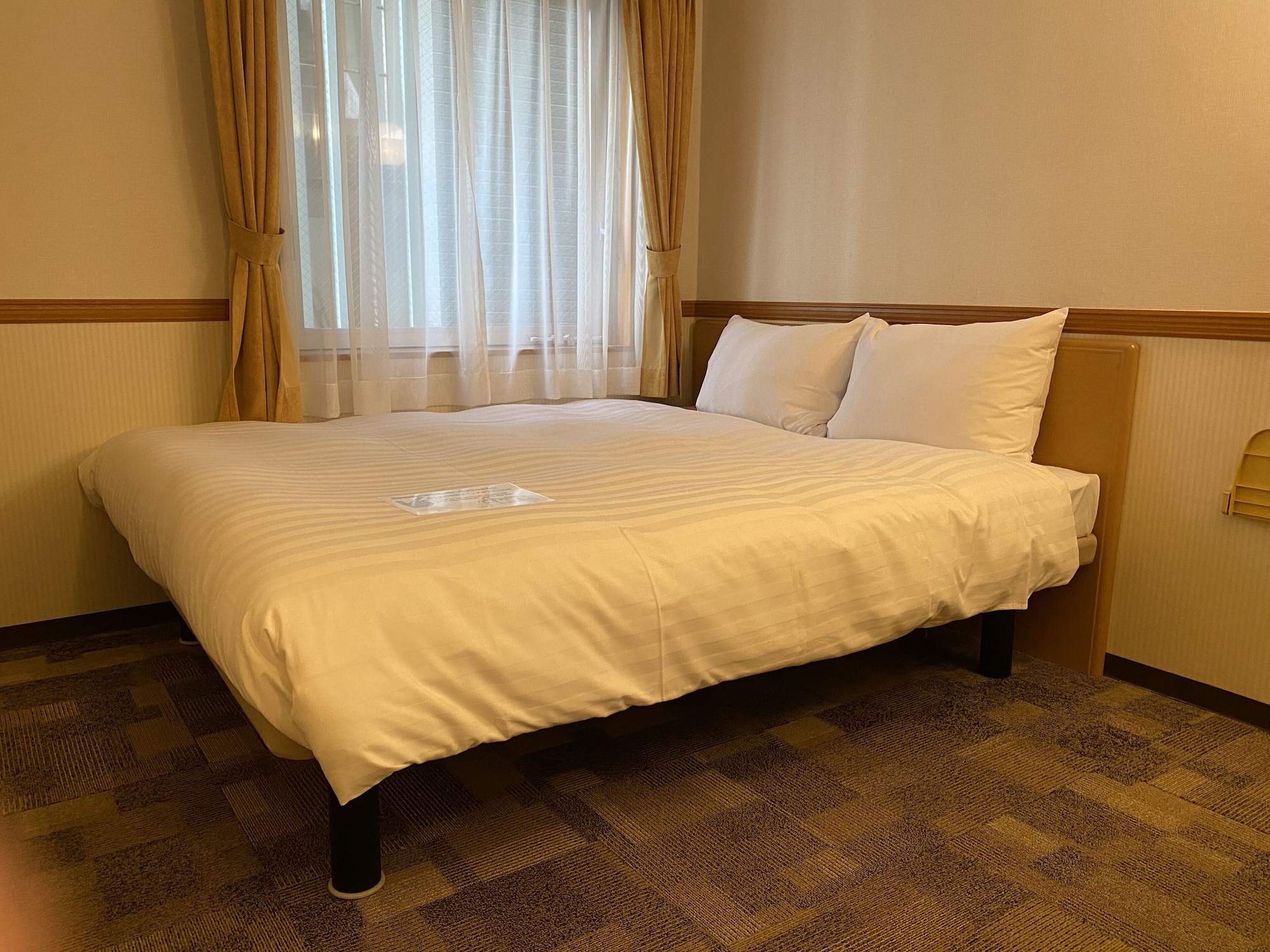 ECONOMY, DOUBLE BED, SMOKING