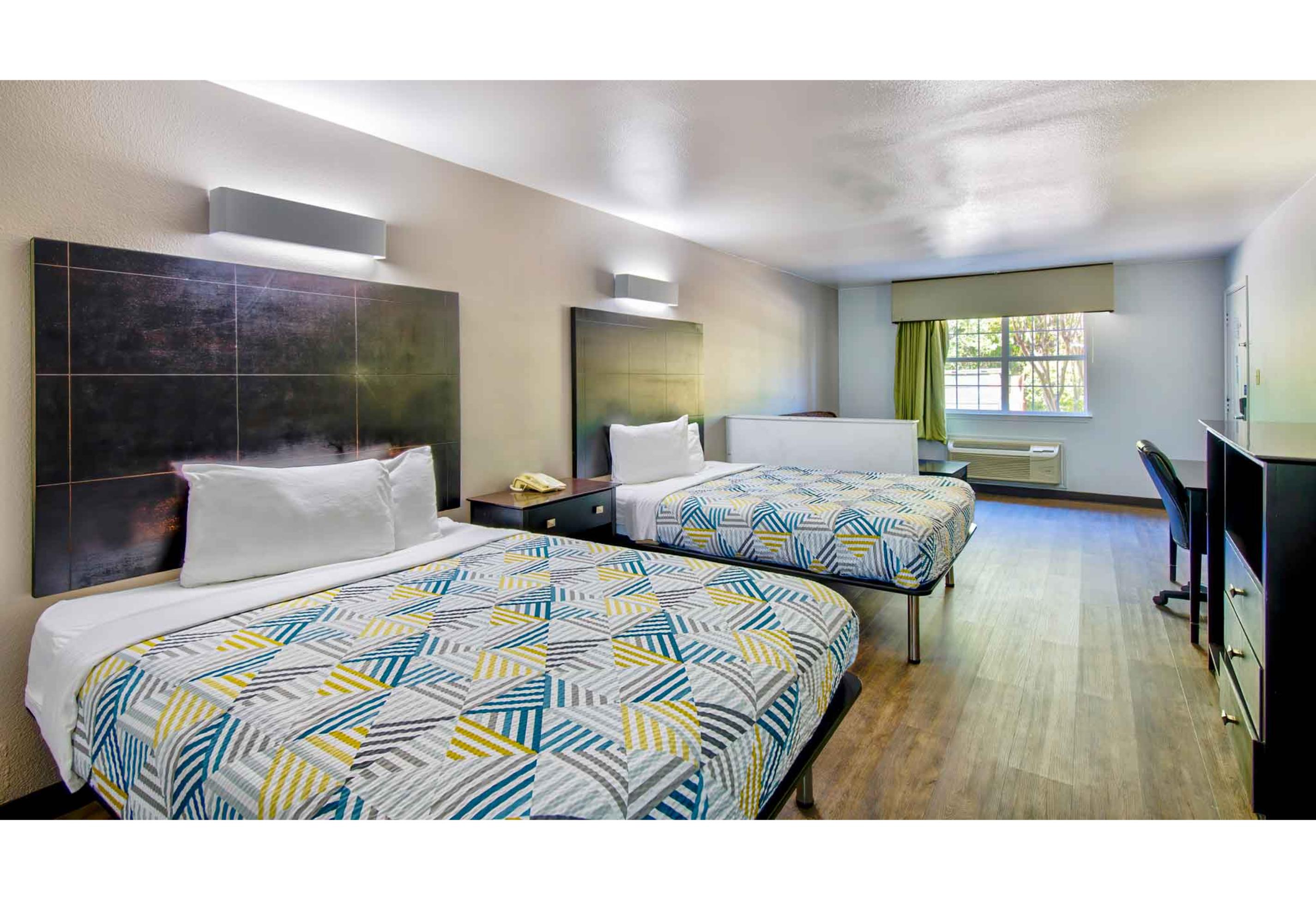 2 Queen Beds - Mobil Access Tub Nsmk Micfridg