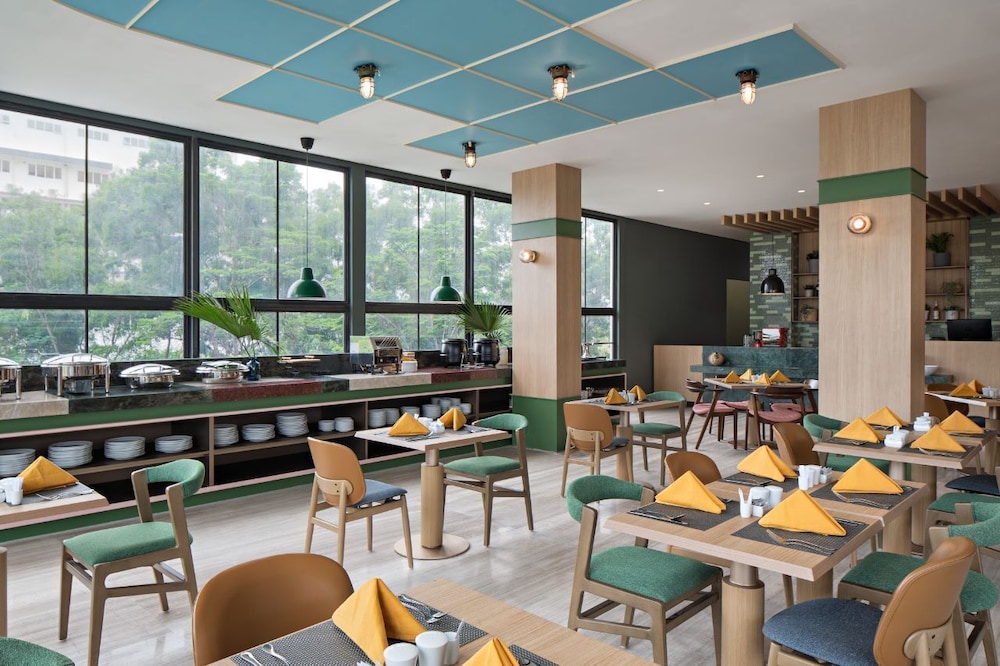 MaxOneHotels at Kota Harapan Indah Bekasi 23/32