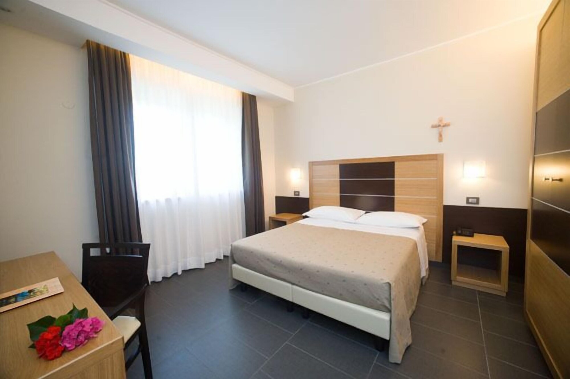 غرفة بسرير مزدوج