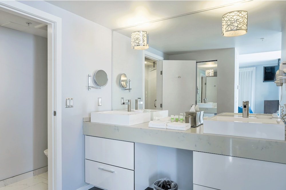 Executive Plaza Hotel Metro Vancouver 5/50