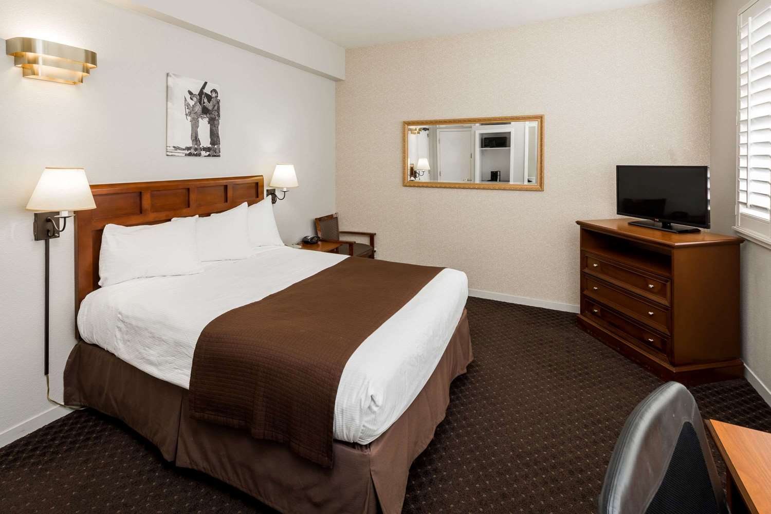 Lions Gate Hotel 7/44