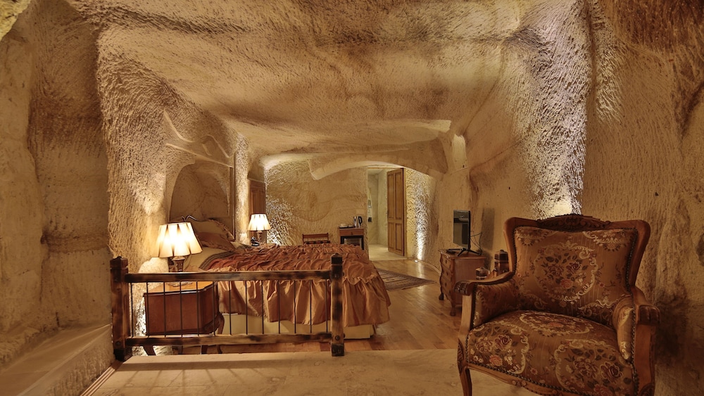Golden Cave Suites 46/55