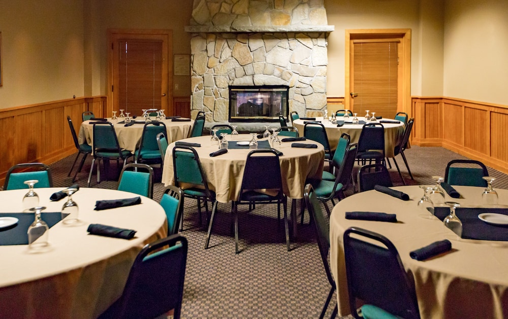 Portlander Inn and Marketplace 48/58