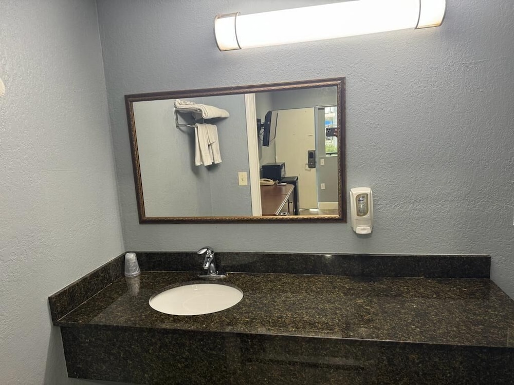 Gator Lodge 28/30
