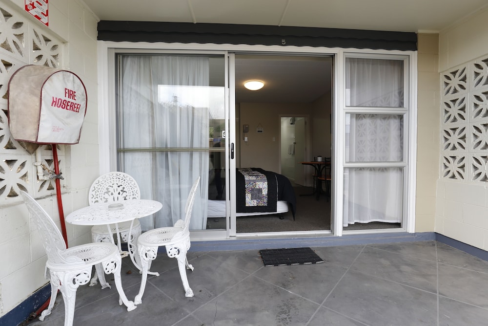 Aden Motel 6/74