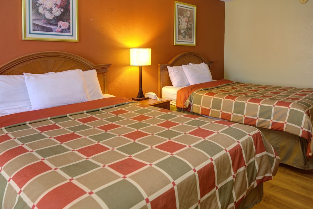 Econo Lodge Sevierville-Pigeon Forge on the River 12/25