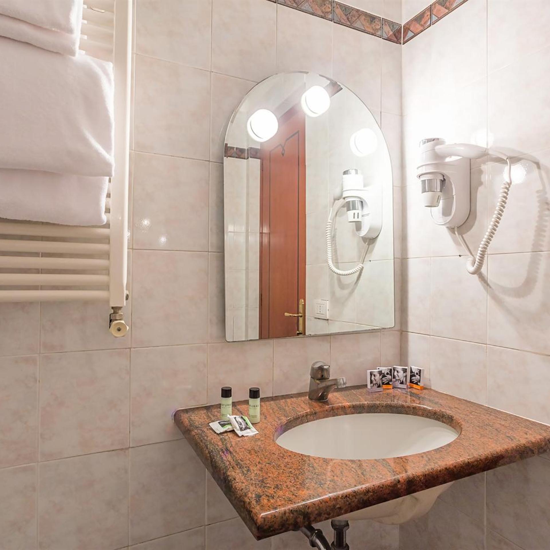 غرفة مفردة، Raeli Hotel Luce 4/8