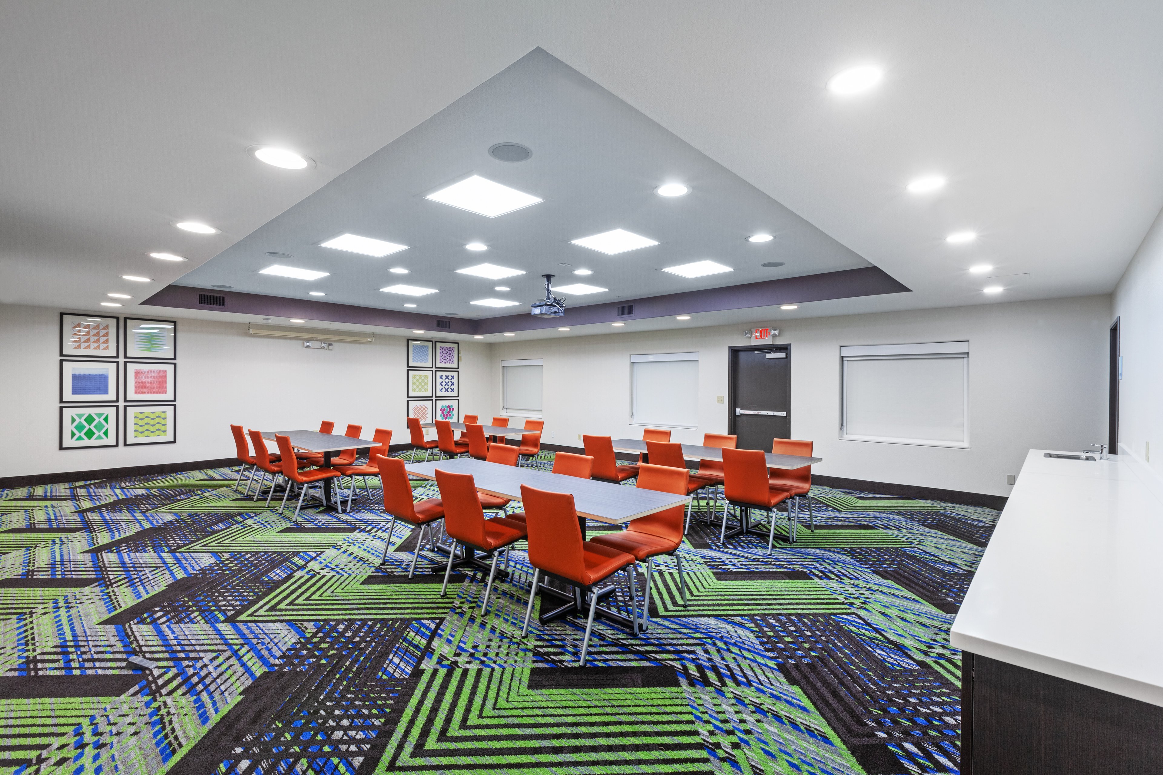 Holiday Inn Express Hotel & Suites Sealy 41/47