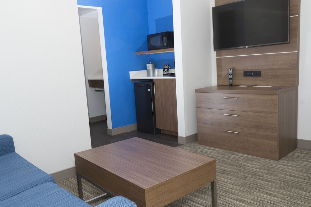 Holiday Inn Express Hotel & Suites Madison 10/60