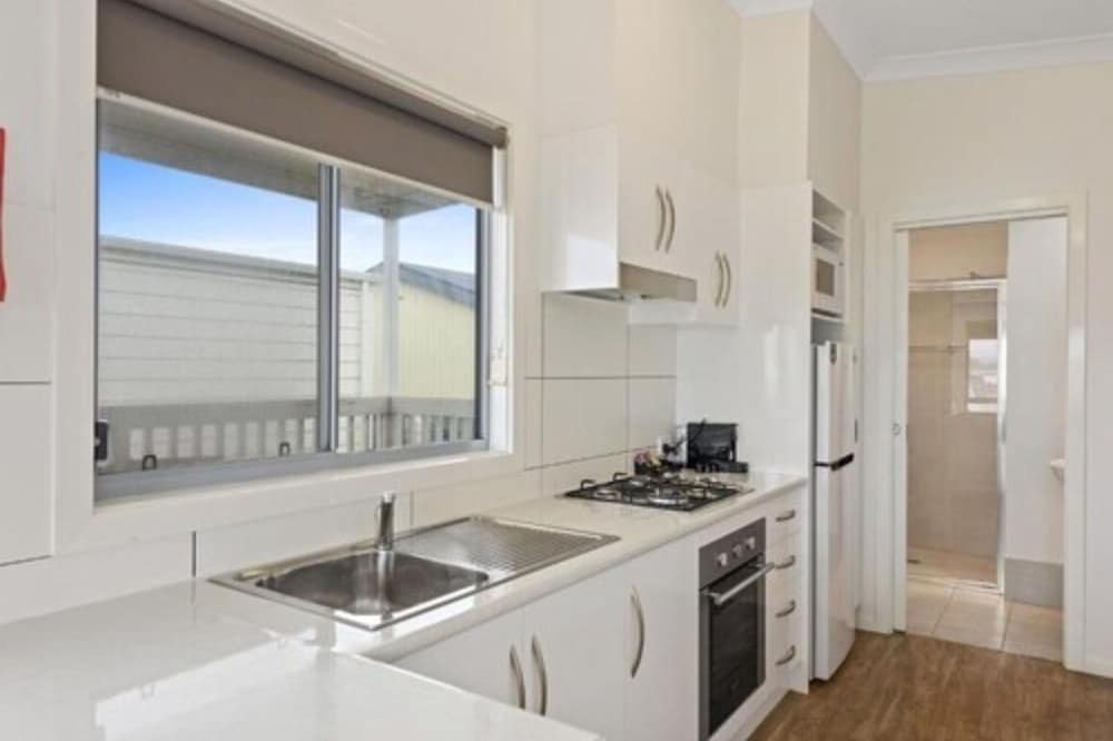 كابينة ديلوكس بسرير كينج وسرير كوين بغرفتي نوم، Discovery Parks - Adelaide Beachfront 4/4