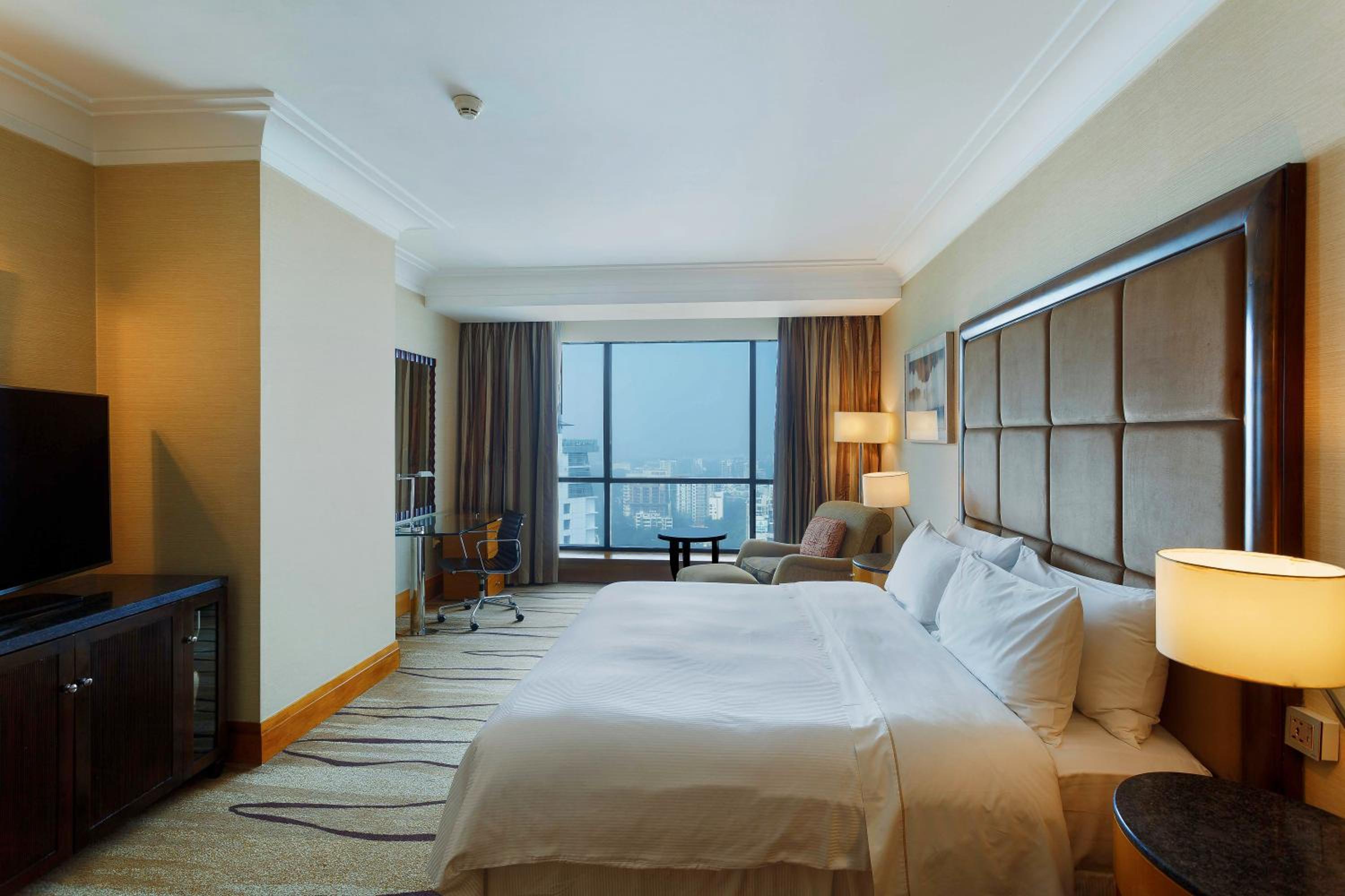 Guest Room, Deluxe, King Bed, City View, Pool Side