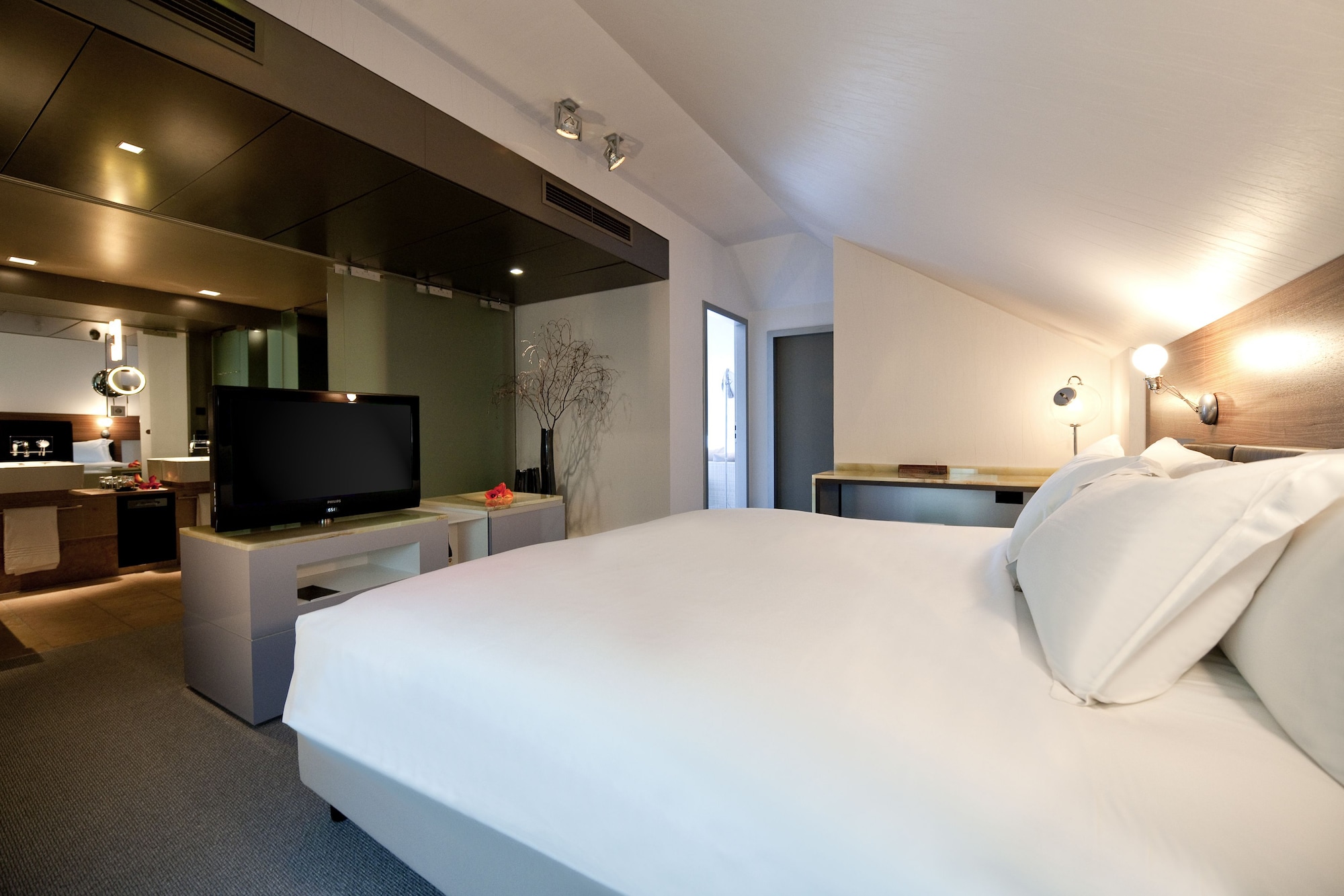 OPERA, SUITE, KING BED, CORNER